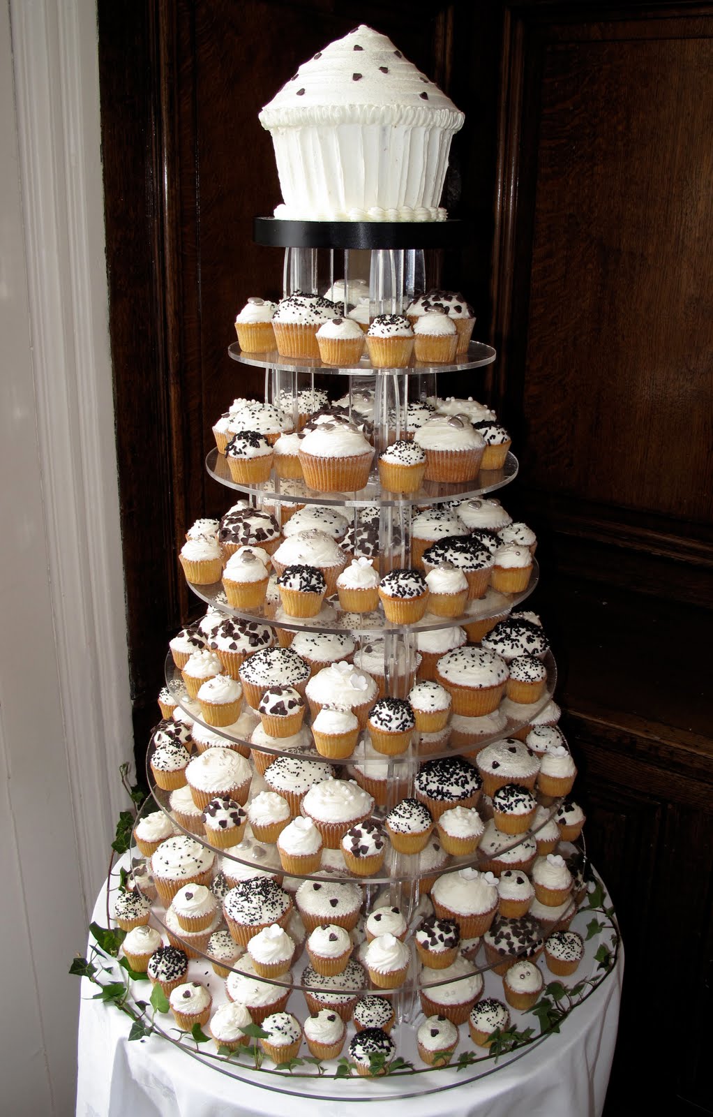 BLACK WHITE CUPCAKE WEDDING