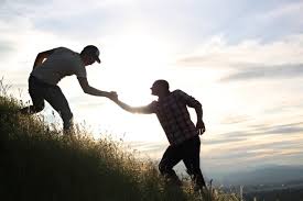 Amar a tu prójimo como a ti mismo: Hombre ayudando a otro a subir