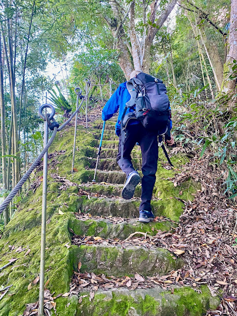 埋伏坪步道--石壁開鑿成的石階