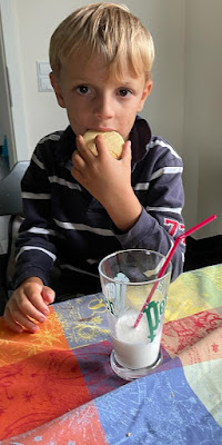 Les sablés "roues de maïs" mangés par un garçon