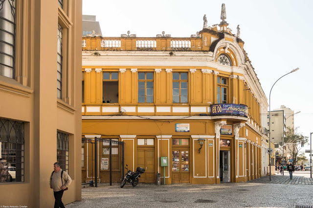 Prédio na Rua Barão do Serro Azul, esquina com a Travessa Padre Júlio de Campos