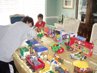 Playmobile, recycled boxes and recycled materials become the basis for this green city