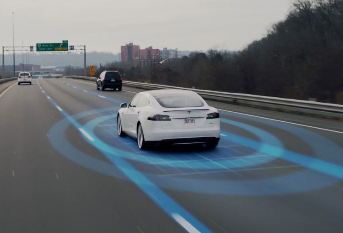 Tesla Model S con autopilot