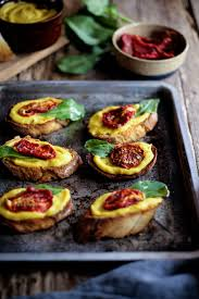 CROSTINI  COM  PATÊ  DE  MANDIOQUINHA,  TOMATE  SECO  E  RÚCULA