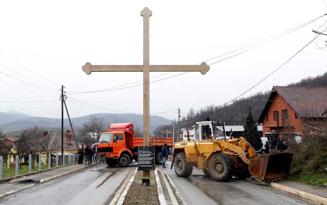 Πάμε για διαμελισμό του Κοσόβου: Εμπόλεμη ζώνη η Βόρεια Μιτρόβιτσα – Υψωσαν σταυρούς οι Σέρβοι και έκλεισαν με οδοφράγματα τις οδικές αρτηρίες