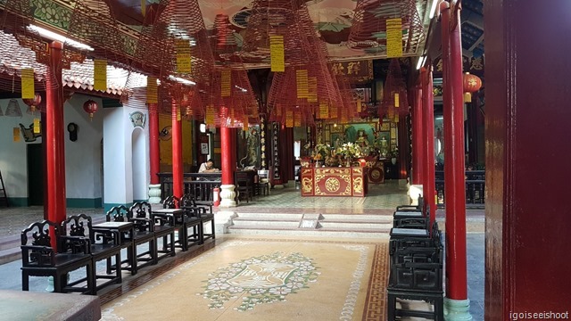 The Phuc Kien Fujian Assembly Hall is in fact a temple that holds the sea goddess Thien Hau, the goddess Thuan Phong Nhi, who is able to hear the distress calls of ships even a  thousand miles away, and the goddess The Phuc Kien (Fujian) Assembly Hall is also a place of worship, with many altars and spiral incense hanging from the ceiling.