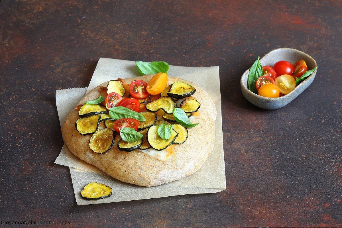 Pizza con scamorza, zucchine e pomodorini