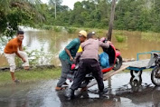 Personel Polsek Bubon Bantu Warga Yang Terjebak Banjir Dijalan Meulaboh