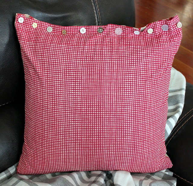 christmas pillows, DIY, sewing, buttons, http://bec4-beyondthepicketfence.blogspot.com/2015/11/12-days-of-christmas-day-5-table-runner.html