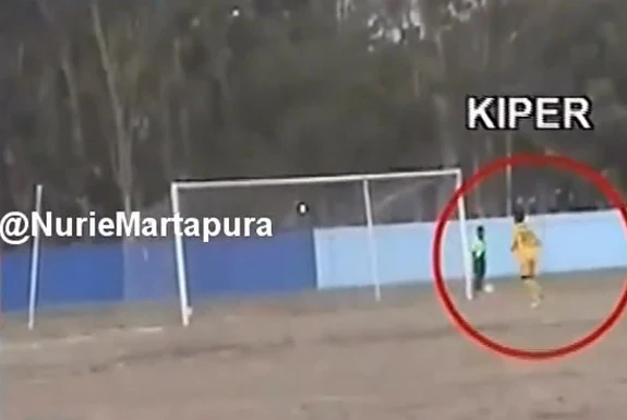 PSIS goalkeeper looks on as his teammate scores an own goal against PSS Sleman