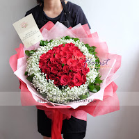 bunga valentine, buket bunga dan cokelat, buket bunga ferrero rocher, buket bunga mawar, bunga mawar valentine, handbouquet mawar, mawar merah valentine, buket rose, toko bunga, florist jakarta, toko bunga jakarta barat