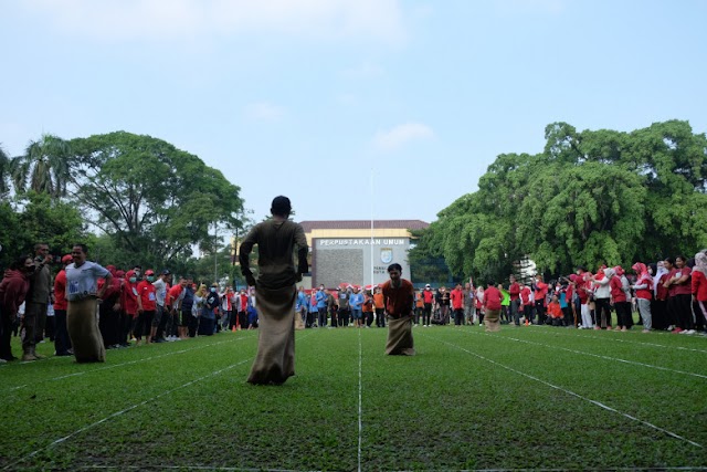 Sambut HUT Ke-77 RI. ASN Depok Ikuti Lomba Balap Karung dan Egrang. Ada Fashion Show Juga