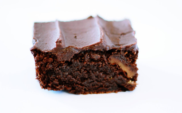 Bolo fudge de chocolate com nozes "bolo tipo brownie de chocolate"