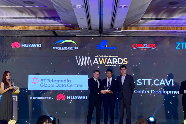 Carlo Malana, President and CEO of STT GDC Philippines, receives the Outstanding Project Implementation Award at the Asia-Pacific Awards Gala Dinner in Hong Kong.