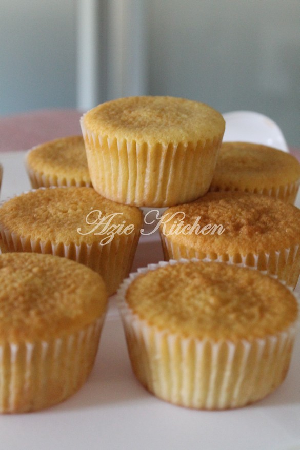 Seriously Super Delicious Vanilla Cupcakes - Azie Kitchen