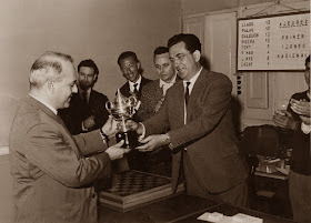 Josep Ramon Palau recibiendo el trofeo de subcampeón en el I Torneo Nacional de Ajedrez de Granollers 1964