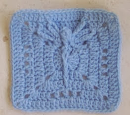 http://translate.googleusercontent.com/translate_c?depth=1&hl=es&prev=/search%3Fq%3Dhttp://www.knotyournanascrochet.com/p/free-patterns.html%26safe%3Doff%26biw%3D1429%26bih%3D984&rurl=translate.google.es&sl=en&u=http://myblueangels.blogspot.com.es/2010/07/single-dragonfly-6in-square.html&usg=ALkJrhh41erD-OCcwFN0AUfBl-h8ee1tSQ