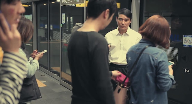 Carterista robando una cartera en el metro de Seúl