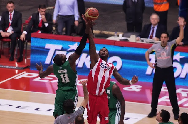 Οι Josh Powell και Stephane Lasme πηδάνε στο jump ball.