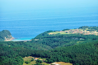 Cudillero, Ruta de Las brañas vaqueiras, vista de la playa de San Pedro y Salamir