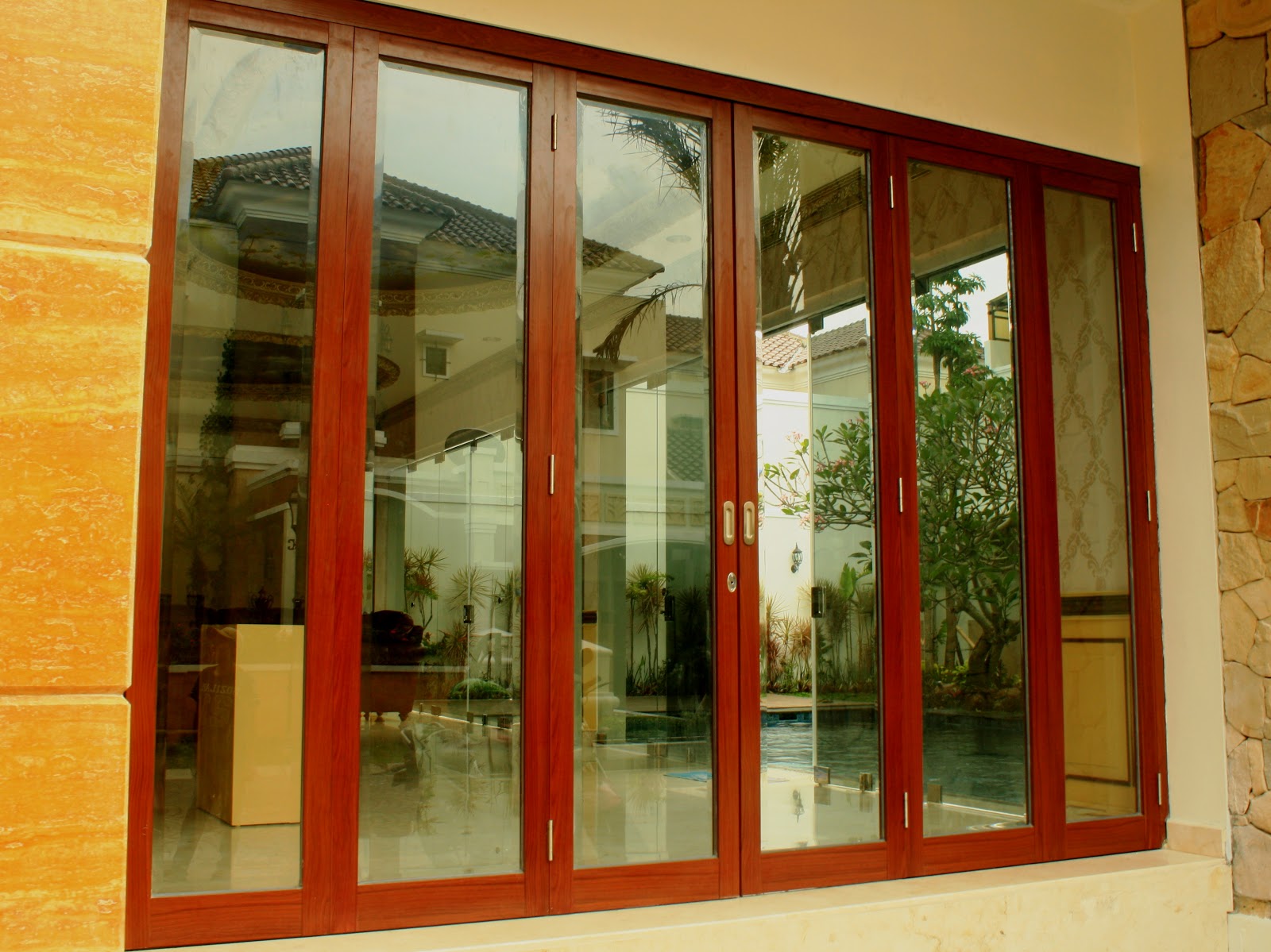 Sari Nugraha Aluminium  Kaca Construction Pintu  lipat 