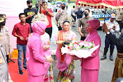 Kapolres Bersama Ketua Bhayangkari Cabang Soppeng Sambut Kedatangan Istri Kapolda Sulsel