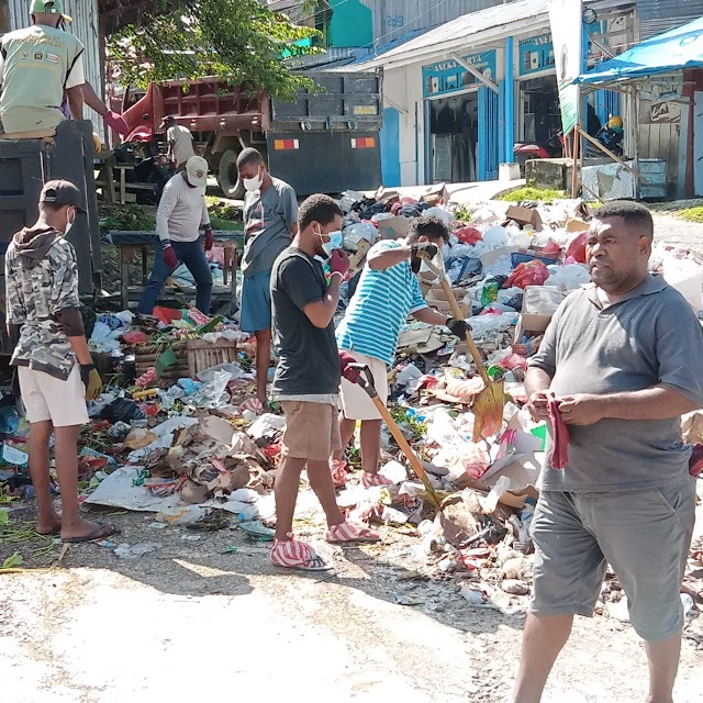 Gerak Cepat Distrik Teminabuan Bersihkan Sampah Diwilayah Jantung Kota Sorong Selatan