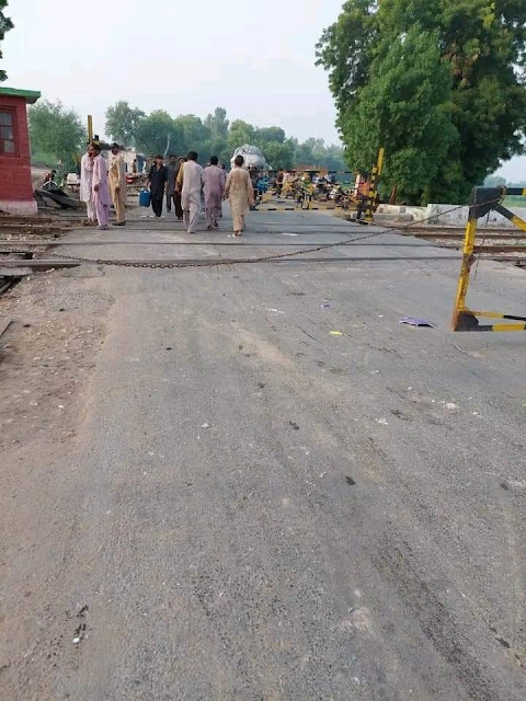Accident at Rahim Yar Khan railway gate Tarnda Sai Khan, one person killed and 4 injured