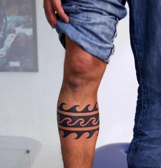 40 tatuagens masculinas de ondas do mar para se inspirar