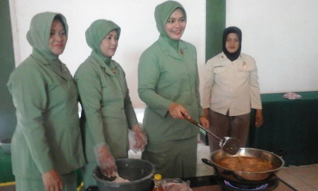 Anggota Persit KCK Kodim Depok Belajar Bikin Fried Chiken