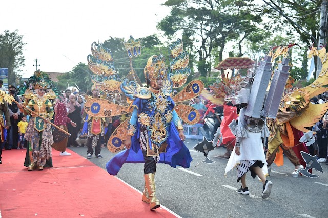 Tumpah Ruah Ribuan Warga Tonton Karnaval Hari Jadi Kebumen ke 393 