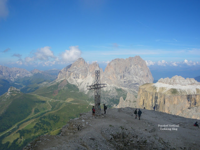 Vista della vetta del Sass Pordoi, con la croce al centro e il panorama sullo sfondo