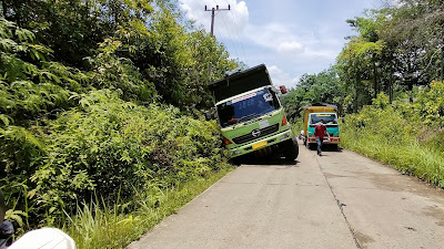 Mobil Angkutan Batubara Terperosok di Jalan Jerambah Besi Kecamatan Talang Ubi