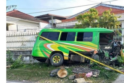 Mini Bus Tabrak Pagar Rumah Warga,Dua Penumpang Meninggal 