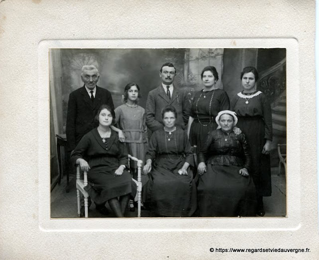 Photo noir et blanc : réunion de famille.