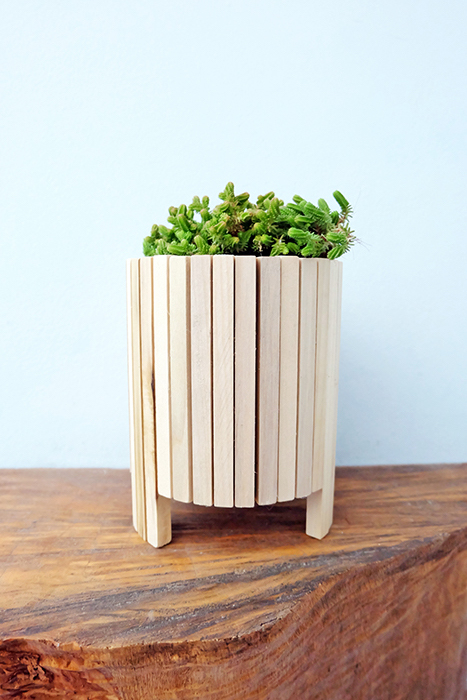 finished paint can planter with dowels