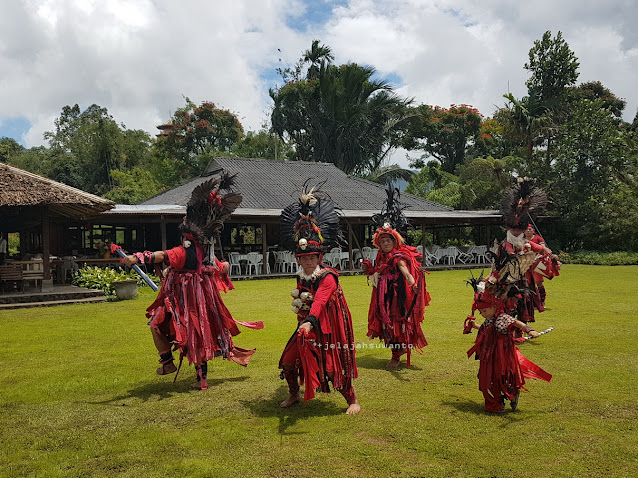 Penari Kabasaran di Gardenia Resto Tomohon || jelajahsuwanto