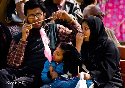 Posted by Ripple (VJ) : Faces of India @ Surajkund Fair : A Family Enjoying Kulfi and Candy Floss