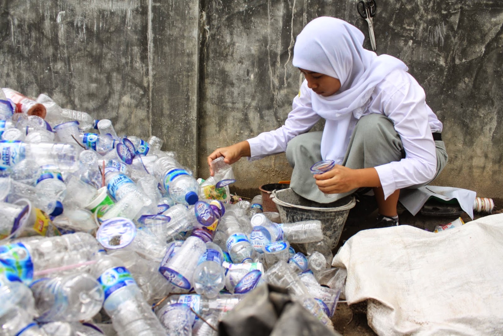 Menyulap Sampah  Menjadi Uang dan Barang Berharga Deva 