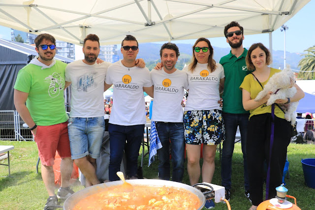 Con la camiseta de la campaña electoral, Sevilla (tercero por la izquierda) integra la cuadrilla del PNV en las fiestas de Cruces