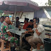 Babinsa Koramil-03/Padang Selatan Kosmso Dengan Warga 