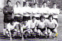 BURGOS C. F. - Burgos, España - Temporada 1974-75 - Aizpuru, Raúl, Aguilera, Gómez, Valdés, Sistiaga; Juanito, Garrido, Machicha, Ferrero y Juanjo - Este es el equipo que disputó el Torneo de la Galleta en Aguilar de Campoo. Esa temporada el Burgos militó en 2ª División, clasificándose en 9ª posición con José Antonio Naya de entrenador