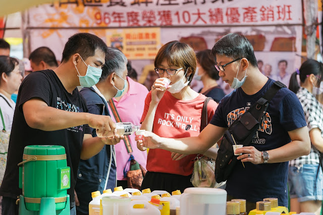 高雄大崗山地區的龍眼蜂蜜很有名，蜂人們努力表演，台下觀眾也歡喜的買蜂蜜捧場