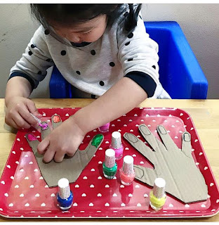 niña pintando uñas