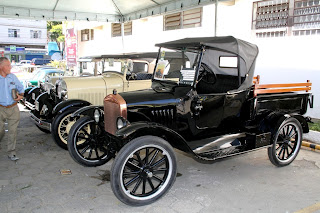 Carros originais e modificados na edição de 2010 do Encontro de Veículos Antigos, na Praça Governador Portela, ao lado da Prefeitura