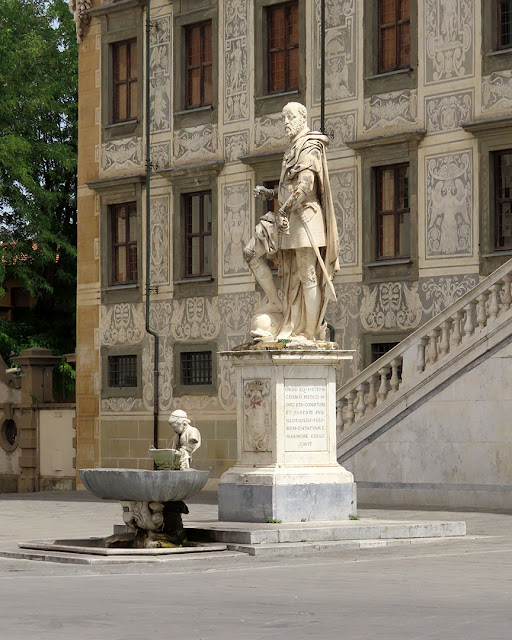 Fontana del Gobbo (Hunchback fountain) by Pietro Francavilla, Piazza dei Cavalieri, Pisa