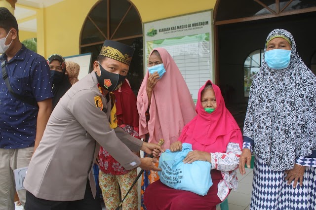 Jumat Barokah, Kapolres Serdang Bedagai Bagikan Sembako di Masjid Al- Mustaqim Desa Pekan Tanjung Beringin