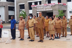  Septinus Lobat Jadi Pembian Apel di Lingkungan Kantor Wali Kota Sorong