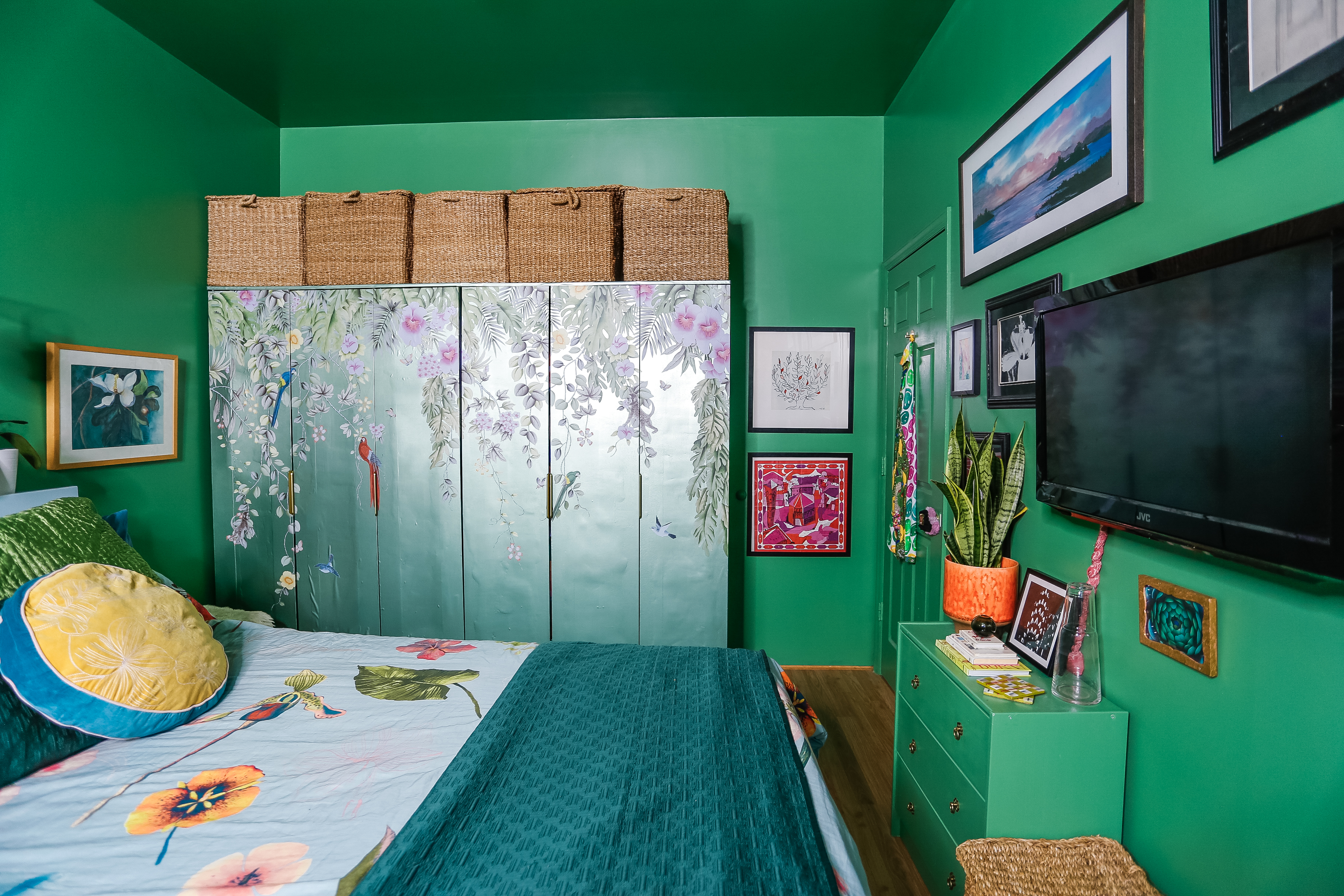 Chinoiserie wallpaper Ideas // Kelly green bedroom // colorful bedroom decor // bright bedroom decor ideas // matcha green bedroom // spring bedroom ideas // whimsy goth bedroom // moody bedrooms // girly bedroom // floral bedroom decor // colorful interiors // diy home decor // tempaper chinoiserie wallpaper // green bedroom ideas // Ikea brimnes wardrobe hacks //