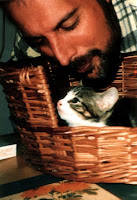 18 fotos de Freddie Mercury y sus gatos, a los que amaba y trataba como a sus propios hijos